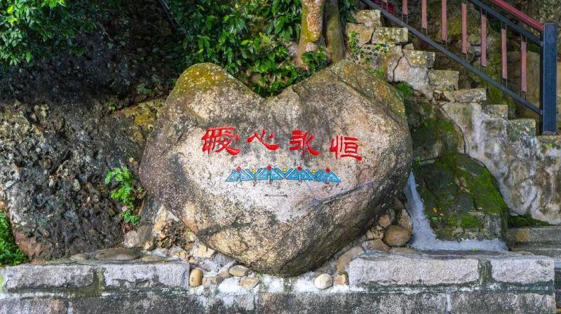 鹿回头风景区