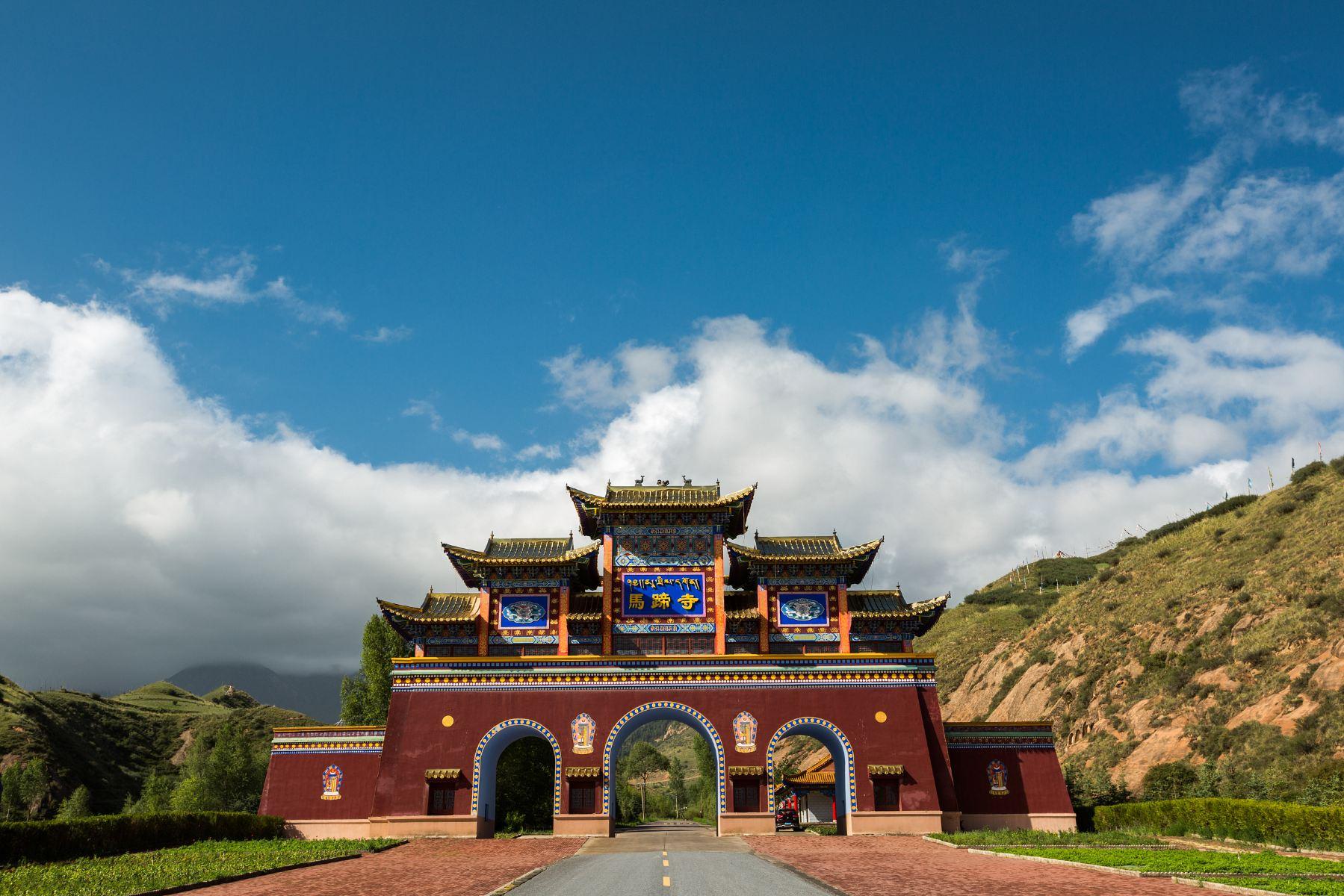 马蹄石窟群旅游区
