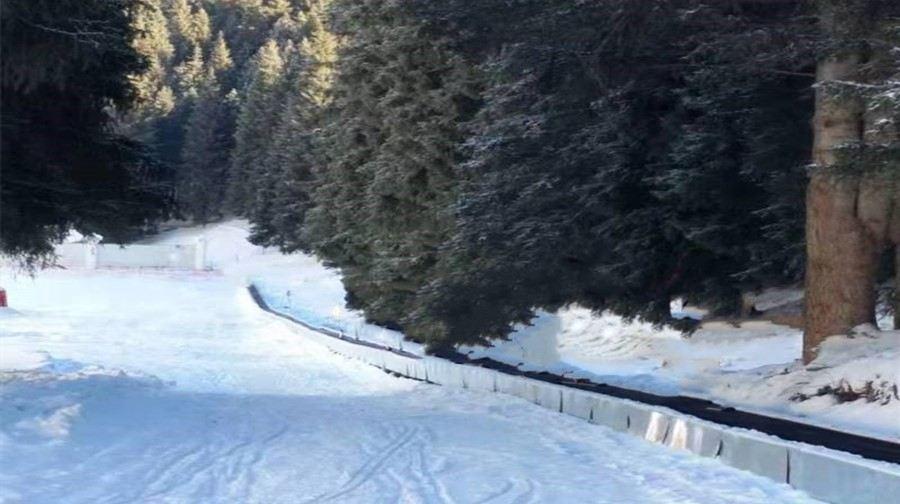 天山小峡谷滑雪场