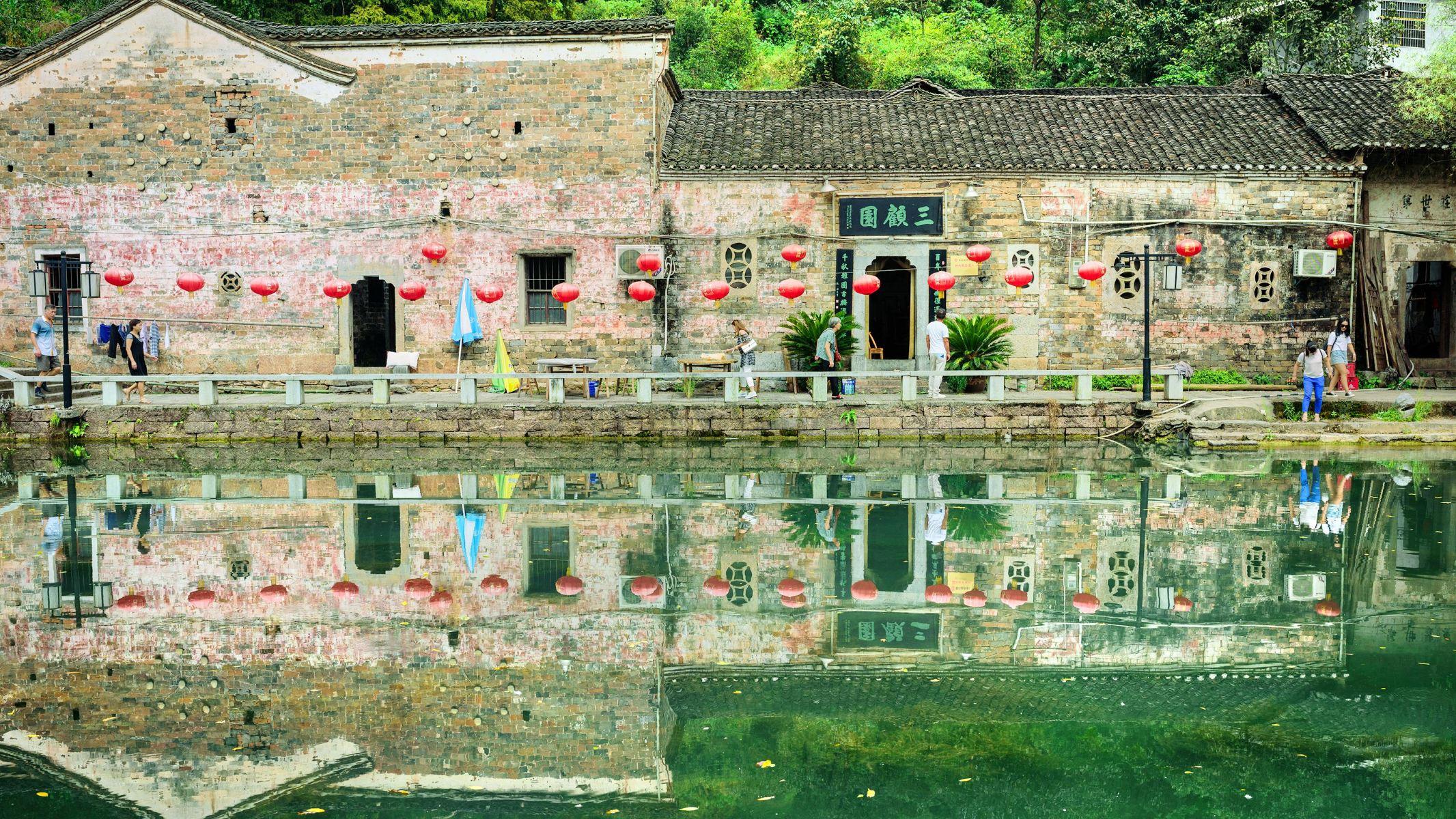 大汉皇族村景区