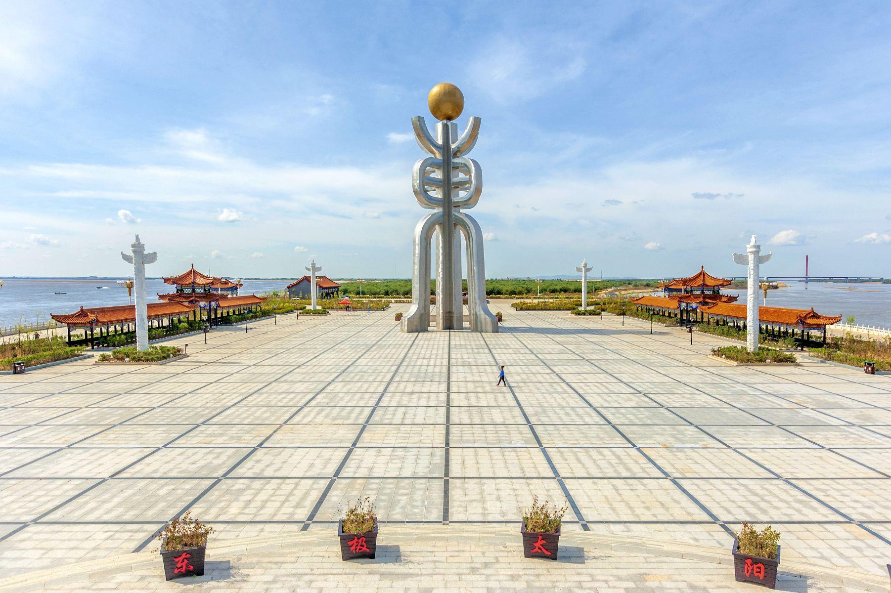 东极广场
